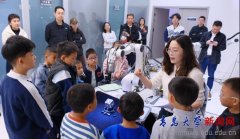 孩子们近距离不雅摩机矫捷精准的抓取使命